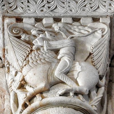 Detalle escultórico románico en la iglesia de Santa Eufemia de Cozollos Palencia