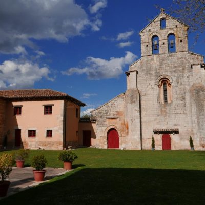 Iglesia románica Santa Eufemia de Cozollos Palencia. Casas rurales en Finca Santa Eufemia con iglesia románica en Palencia.